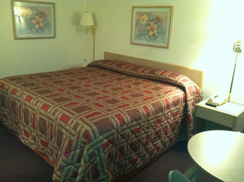 Queen Room - Non-Smoking image 3