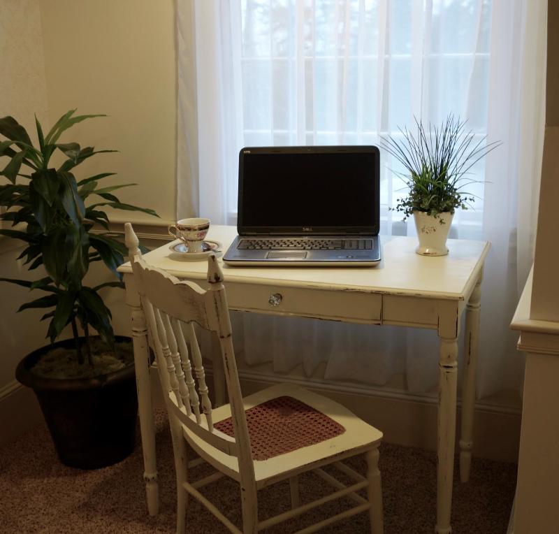 King Room with Garden View image 3