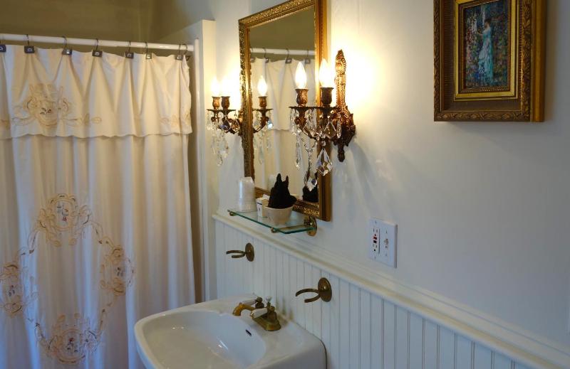 King Room with Garden View image 3