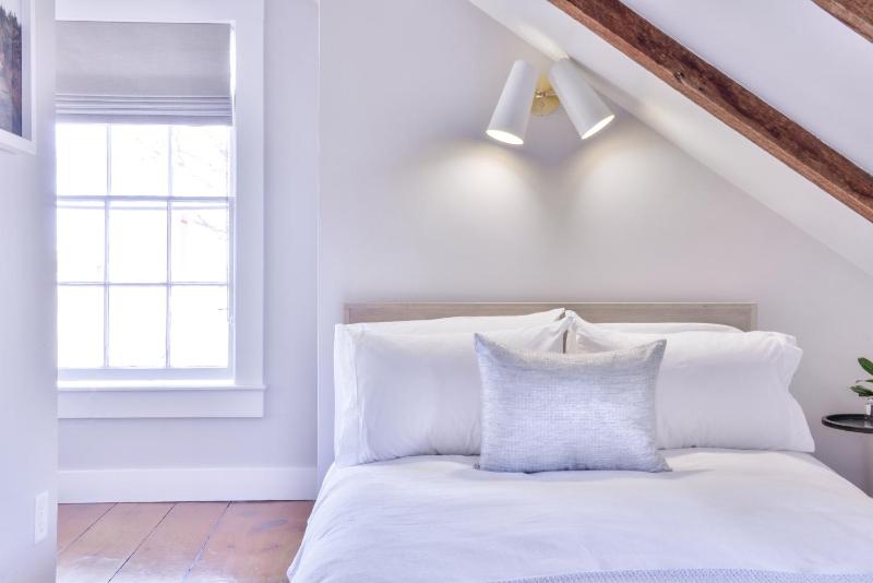 Basic Double Room image 2