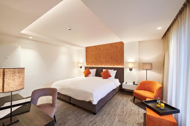 King Room with Walk-in Shower - Reduced mobility access image 1