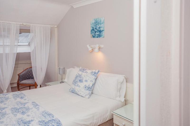 Double Room image 3