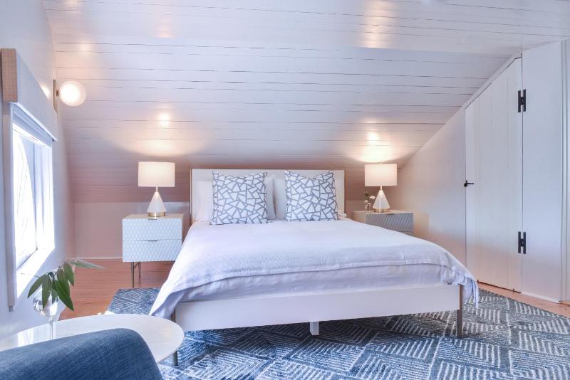 Standard Queen Room image 3