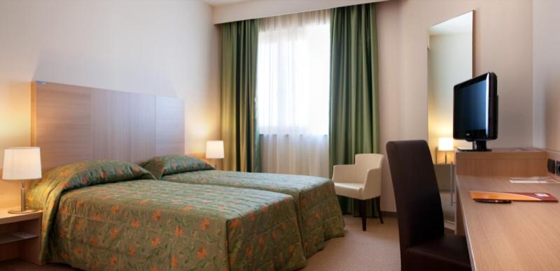 Twin Room image 4
