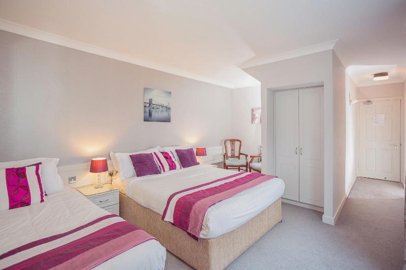 Twin Room image 4