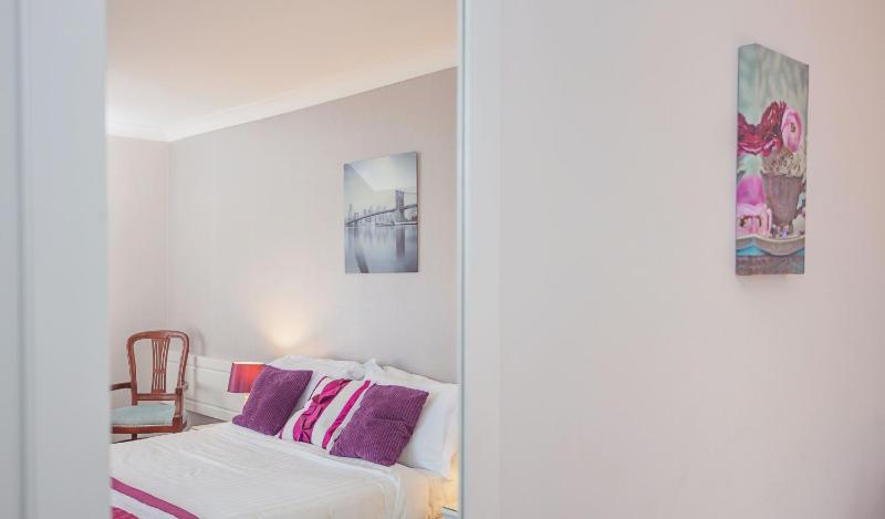 Twin Room image 3