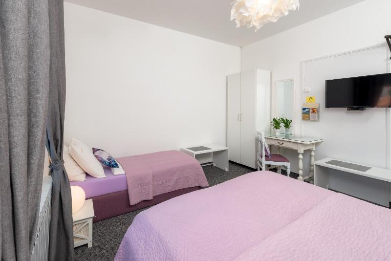 Double Room with Extra Bed image 2