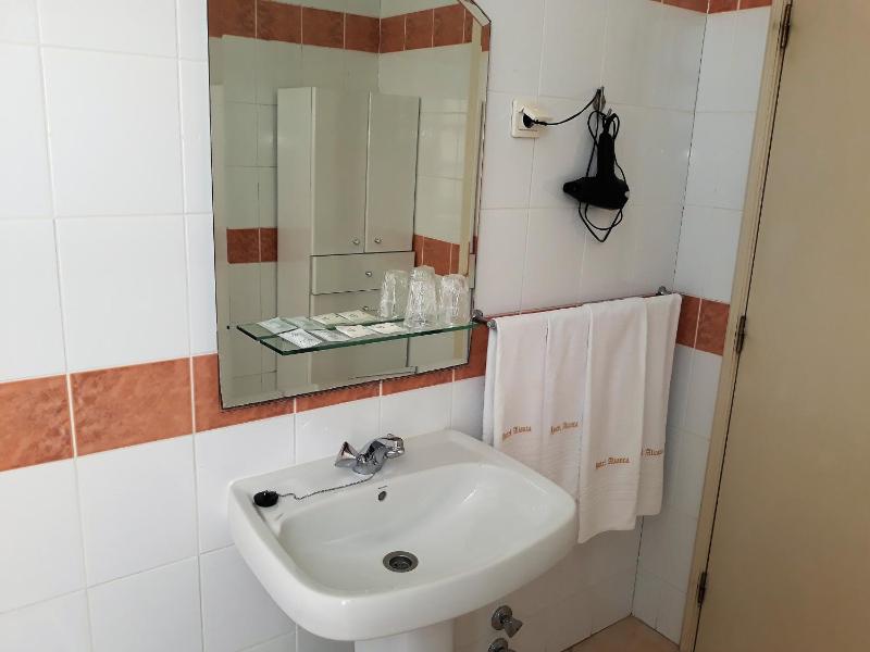Double Room image 4
