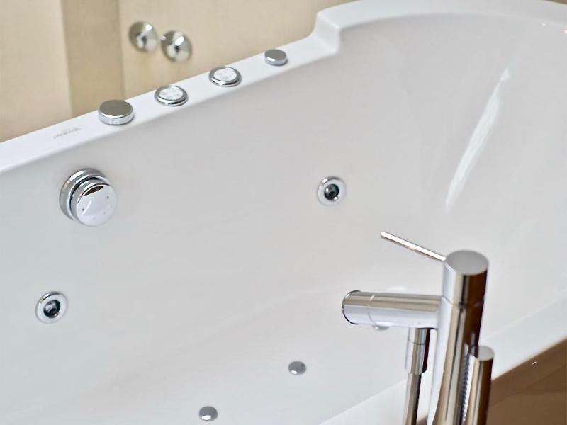 Luxurious Suite With Jacuzzi   image 3