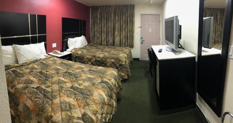 Queen Room with Two Queen Beds - Non-Smoking image 3