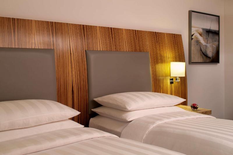 Deluxe Twin Room image 4