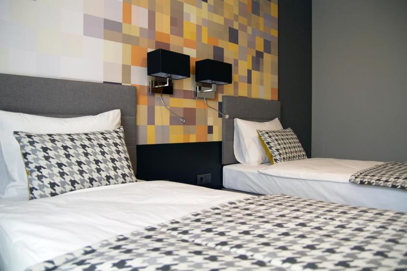 Standard Twin Room image 3