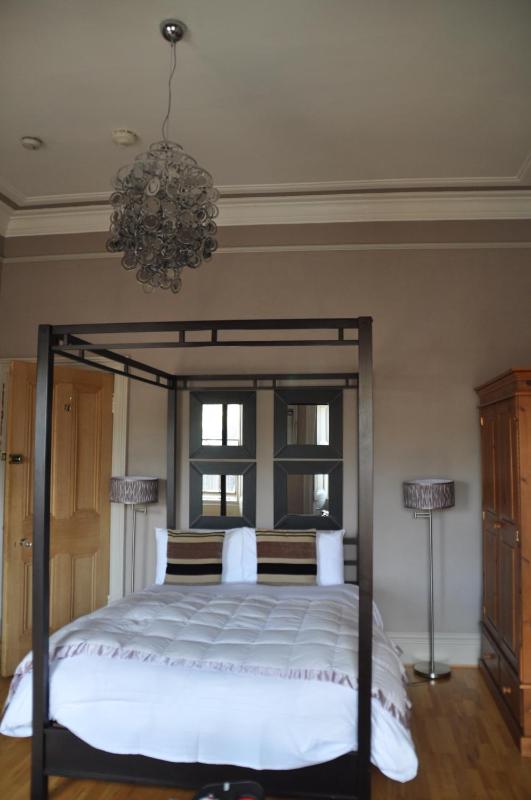 Double Room with Four Poster Bed image 3