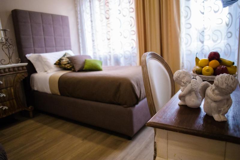 Deluxe Twin Room image 4