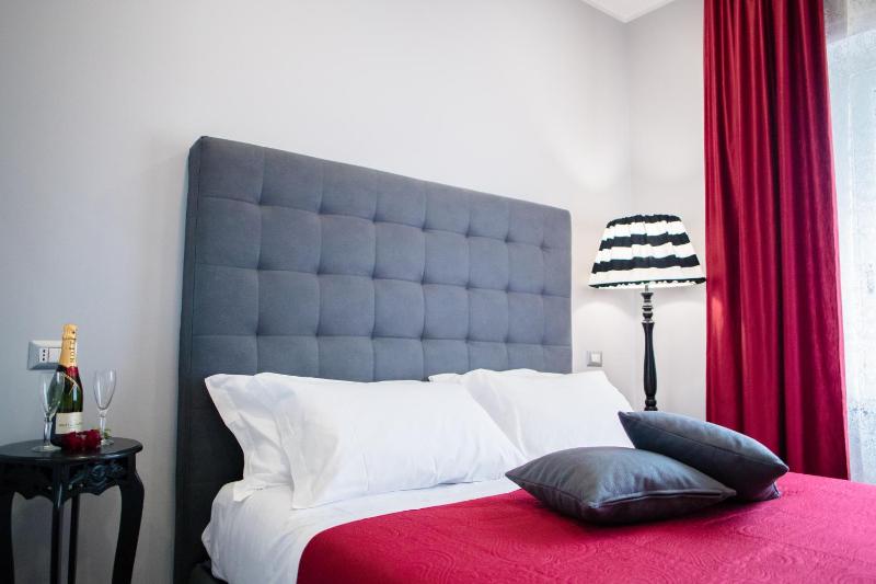 Deluxe King Room image 4