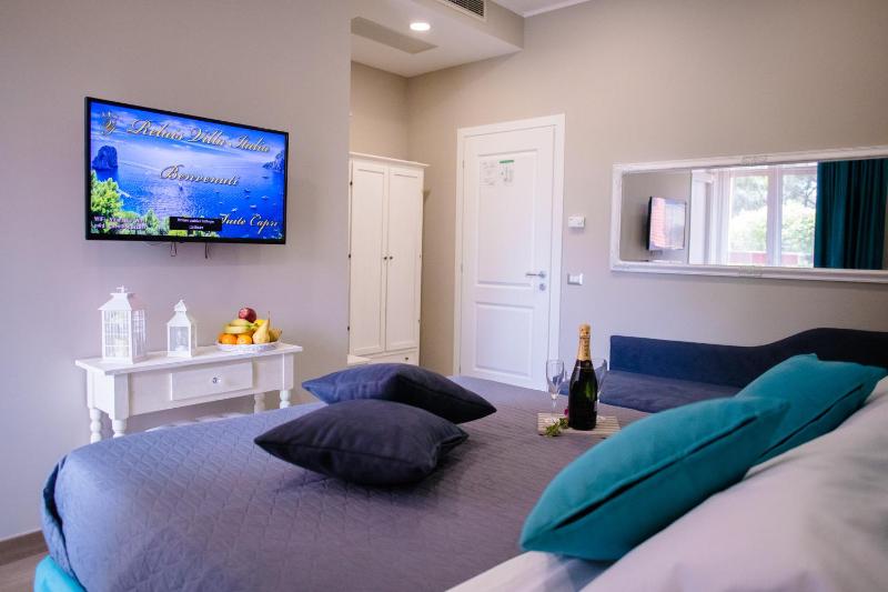 King Room with Balcony image 2