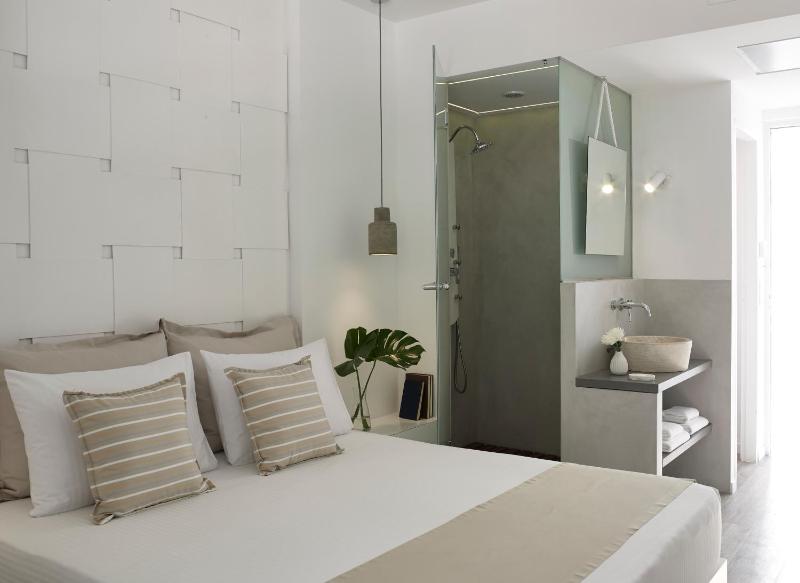 Double Room with Partial Sea View image 3
