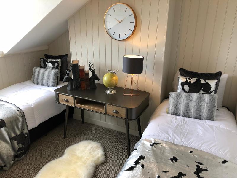 Standard Twin Room image 1