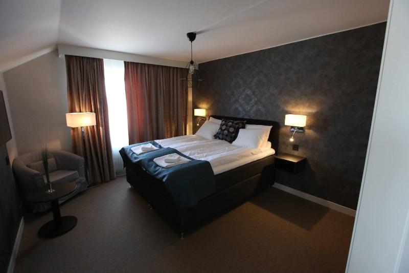 Double Room with Lake View image 3