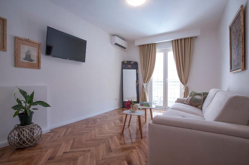 One-Bedroom Apartment image 4