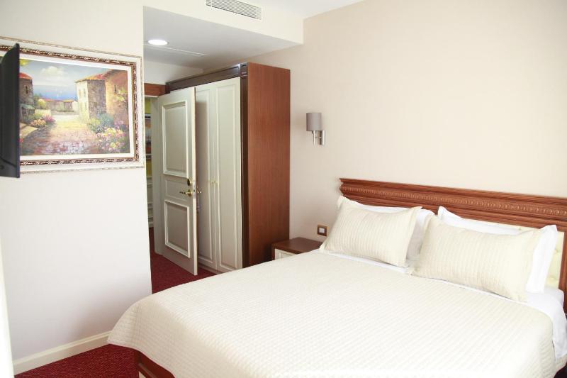 Double Room image 4