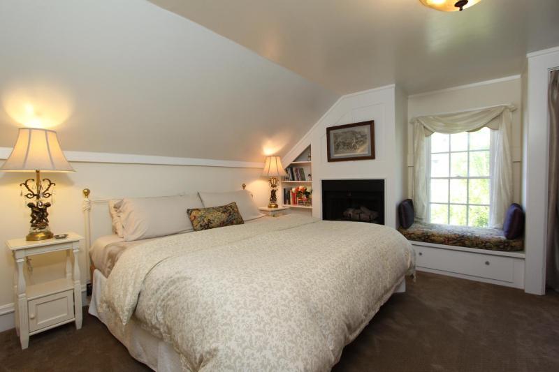 Deluxe King Room image 2