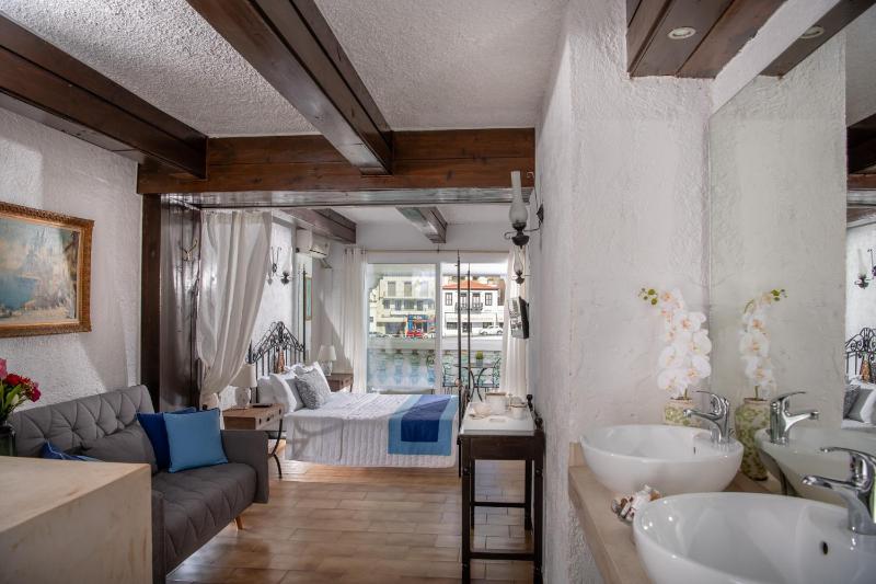 Honeymoon Suite Sea Front image 1