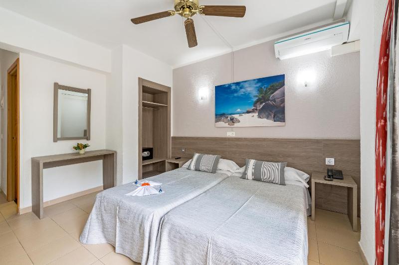 Double or Twin Room image 4