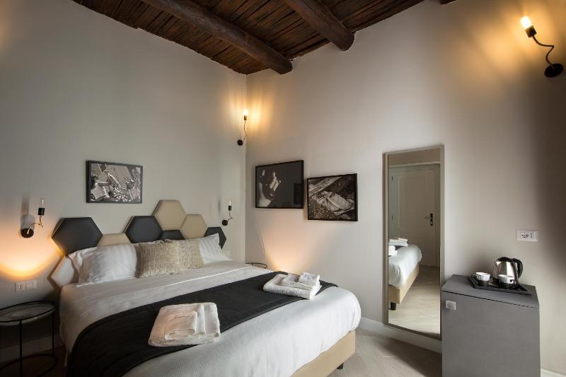 Double Room image 1