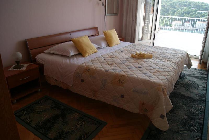 One-Bedroom Apartment with Terrace and Sea View image 3