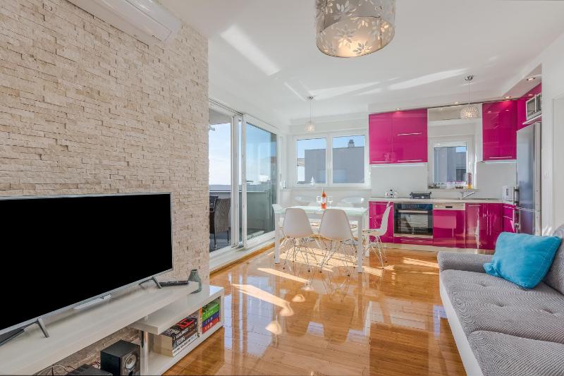 Fucshia dreams brand new penthouse for 8 - image 1