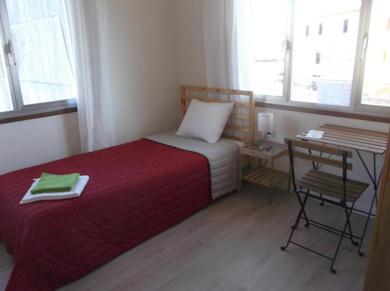 Standard Single Room with Shared Bathroom image 2