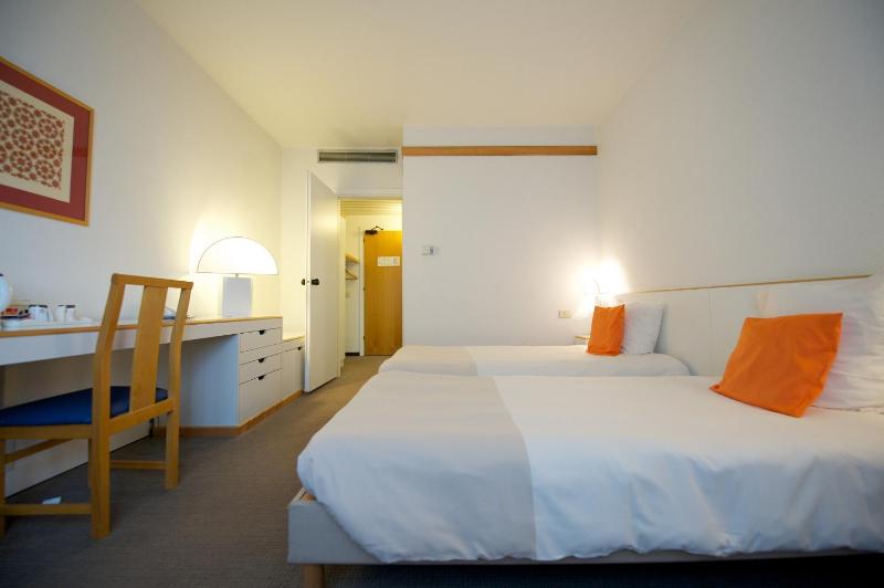 Standard Twin Room image 3