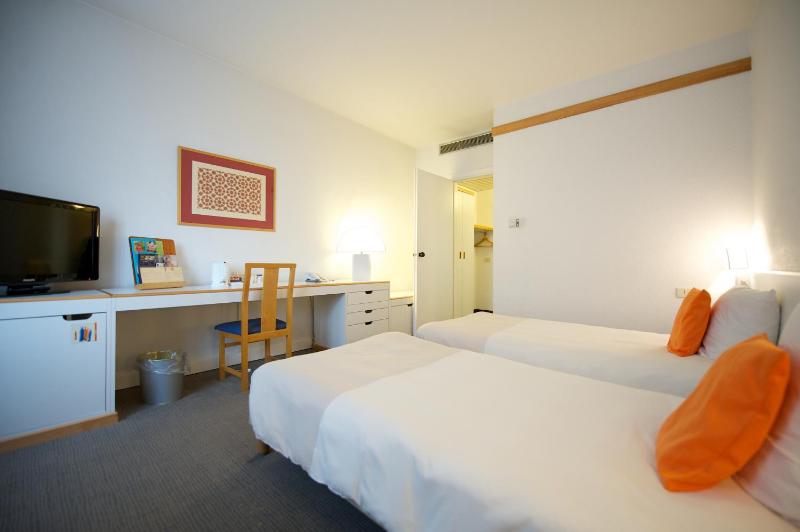 Standard Twin Room image 2