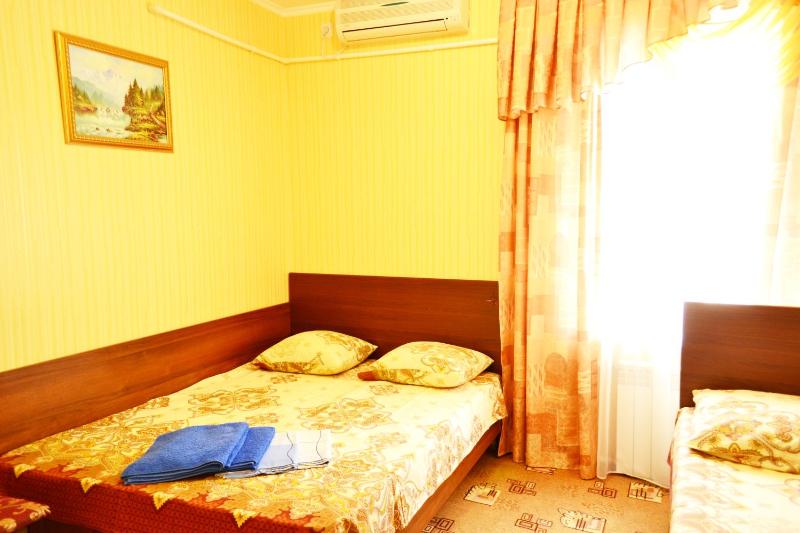 Basic Triple Room with Shared Bathroom image 1