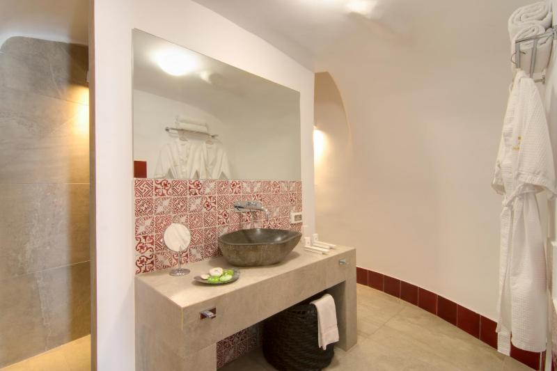Grand Suite with Private Pool & Caldera View image 1