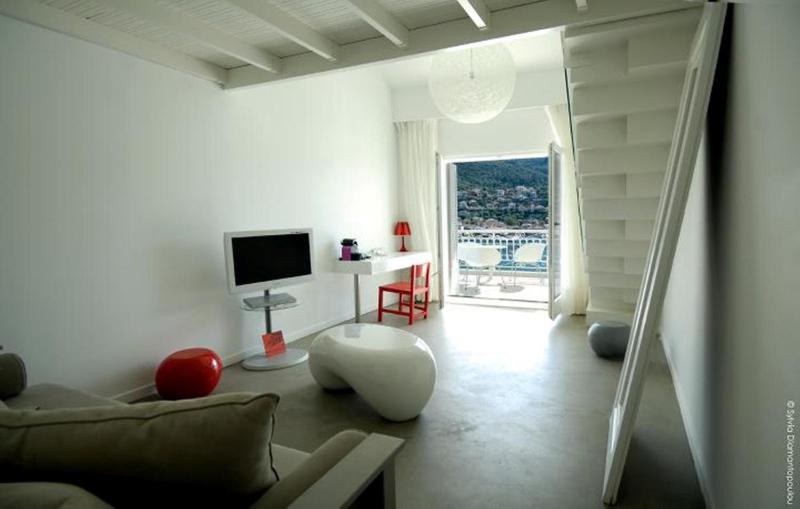 Modern Two-Level Art Suite image 4