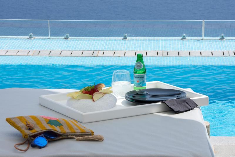 Grand Suite with Private Pool & Caldera View image 3