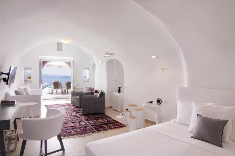 Honeymoon Suite with Private Pool & Caldera View image 4