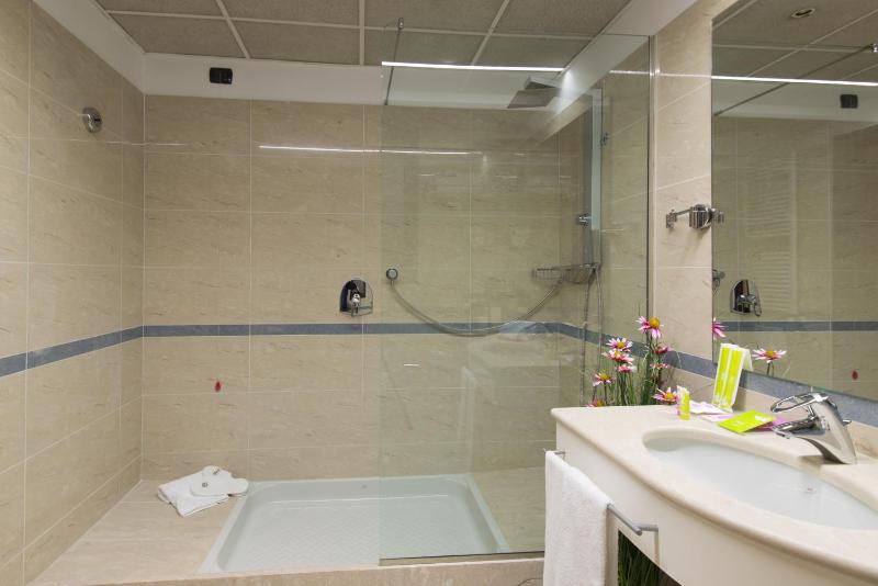 Standard Double Room image 2