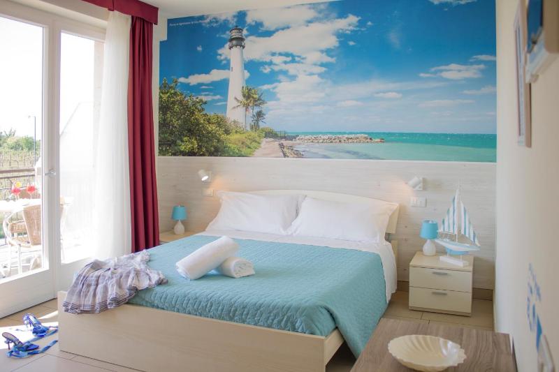 Double Room With Balcony and Partial Lake View image 1