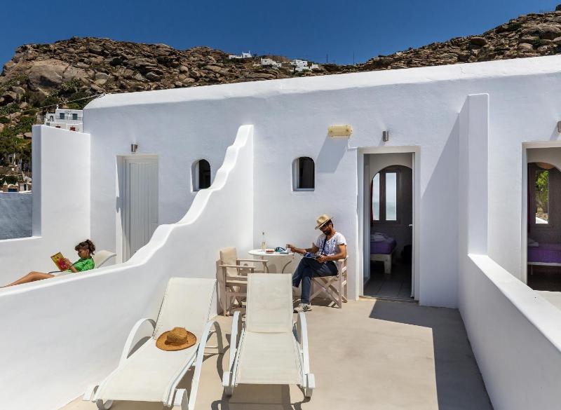 Double Room with Balcony and Sea View image 3