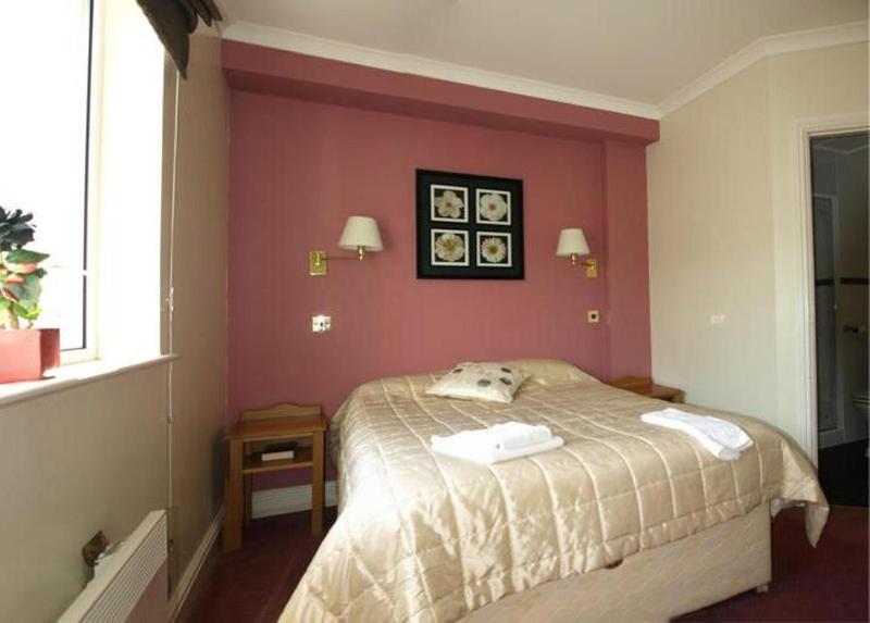 Classic Double Room image 4