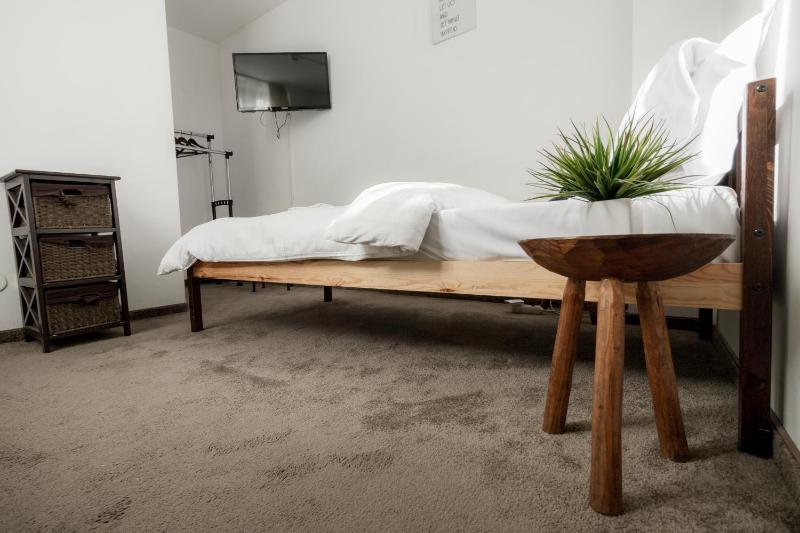 Single Room with Bathroom image 1