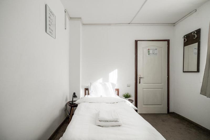 Single Room with Bathroom image 4