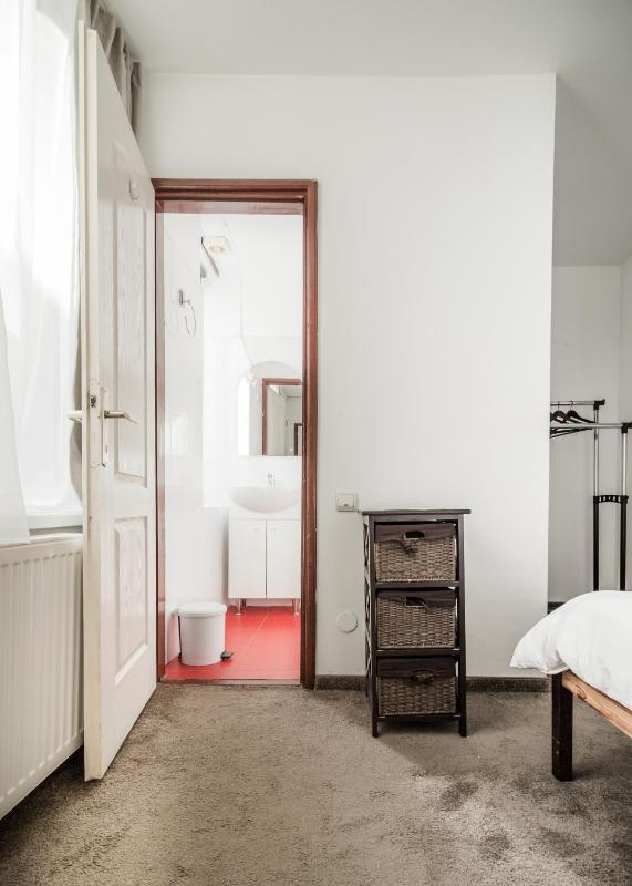 Single Room with Bathroom image 3