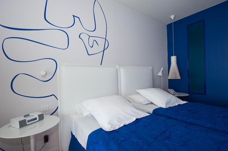 Classic Twin Room image 1