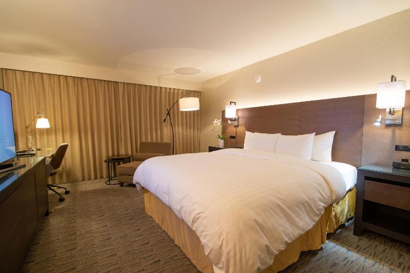 Executive King Room image 3