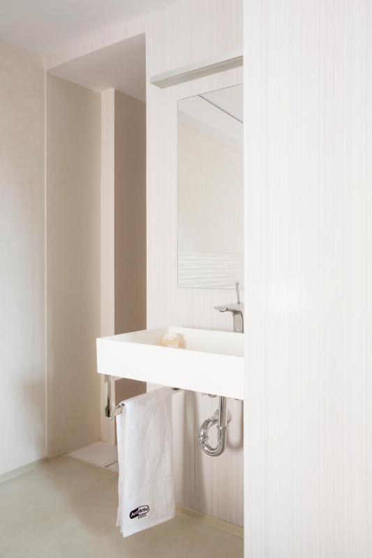Double Room image 3