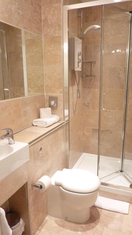 Double Room image 3